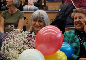 Uśmiechnięte Panie dyrektor z kwiatami.