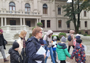 Uczniowie w ogrodach Poznańskiego.