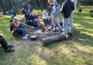 Uczniowie przy ognisku.