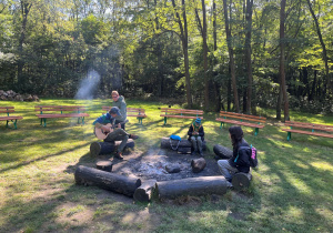 Uczniowie przy ognisku.