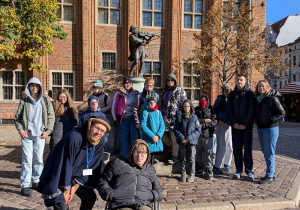 Uczniowie podczas zwiedzania miasta.