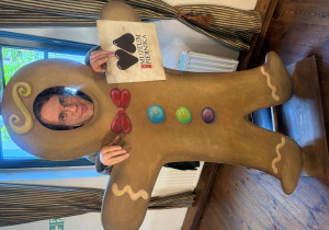 Głowa nauczyciela w makiecie "Piernikowego ludzika".