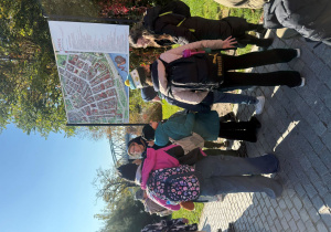 Uczniowie przed mapą Torunia.