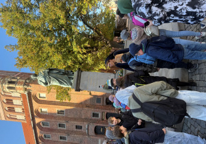 Uczniowie podczas zwiedzania miasta.