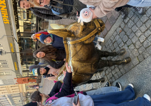 Uczniowie podczas zwiedzania miasta.
