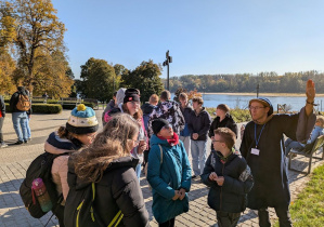 Uczniowie podczas zwiedzania miasta.