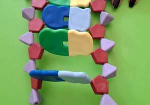 Podwójna helisa wykonana z klocków.