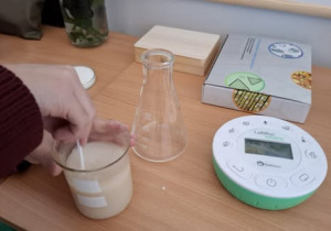 Uczeń miesza drożdże.