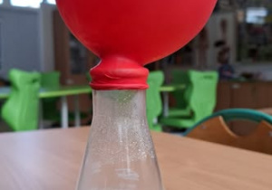 Kolba z nadmuchanym balonikiem.