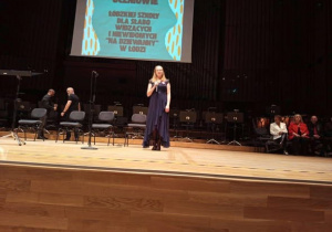 Konga na scenie filharmonii.