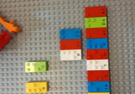 Klocki lego z brajlem.