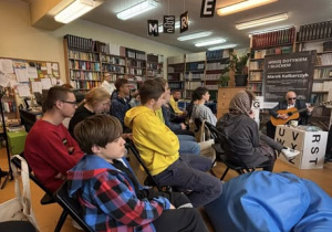 Spotkanie autorskie w bibliotece.