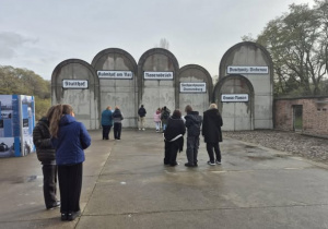 Uczniowie na Stacji Radegast.