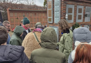 Uczniowie na cmentarzu na Powązkach.