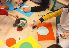 Uczniowie wykonują z papieru buzie misiów.