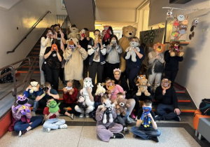 Grupa uczniów ze swoimi pluszakami.