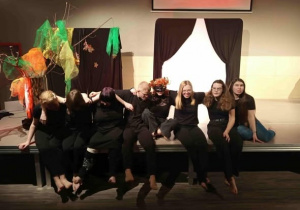 Wychowankowie z zespołu artystycznego podczas spektaklu.