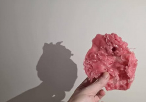 Figurka z lanego wosku i jej cień.