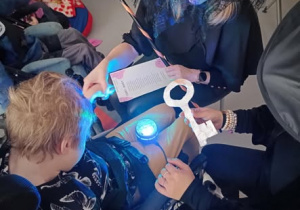 Dziewczynki z wróżką i jej różdżką oraz kluczem.