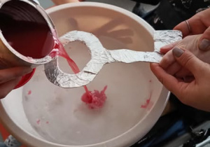 Lanie wosku przez dziurkę klucza.