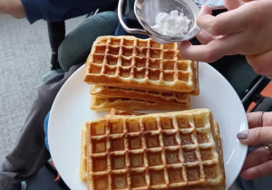 Gofry z cukrem pudrem.