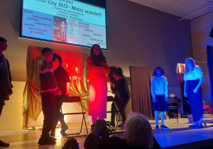 Uczniowie na scenie.