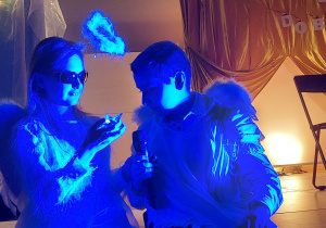 Uczniowie na scenie.