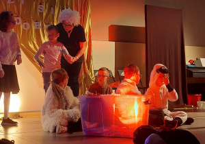 Uczniowie na scenie.