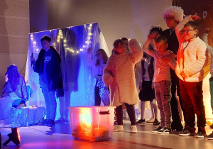 Uczniowie na scenie.