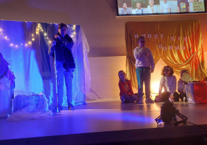 Uczniowie na scenie.