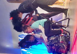 Uczniowie na scenie.