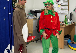 Na scenie aktorzy w strojach skrzata i renifera.