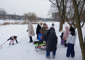 Grupa dzieci na świeżym powietrzu.