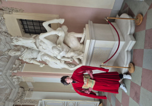 Uczeń w kostiumie z epoki.