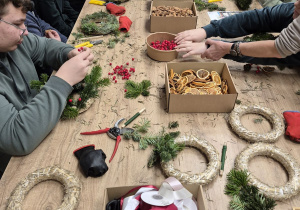 Uczniowie podczas zajęć plastycznych.