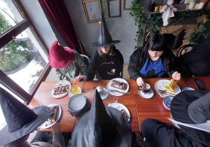 Uczniowie w kawiarni.