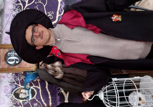 Uczeń w stroju czarodzieja.