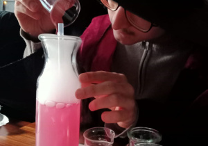 Uczeń przelewa płyny i tworzy eliksir.