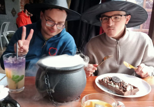 Uczniowie w kawiarni.