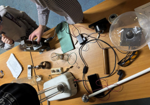 Uczniowie obserwują doświadczenia fizyczne.