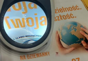 Tekst powiększony przez powiększalnik.