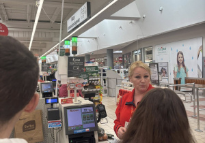 Uczniowie na terenie centrum handlowego.