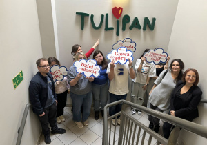 Uczniowie, nauczyciel i organizatorzy na terenie CH Tulipan.