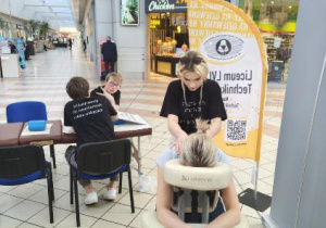 Uczennica masuje kark.