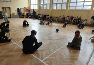 Uczniowie poznają zasady gry.