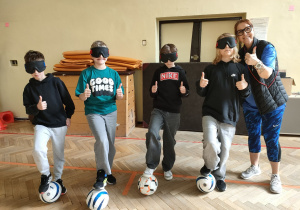 Uczennice w goglach pozują do zdjęcia.