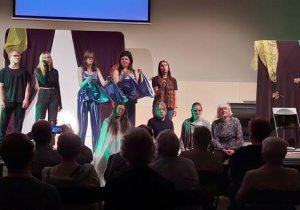 Uczniowie na scenie.