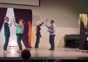 Uczniowie i goście na scenie.