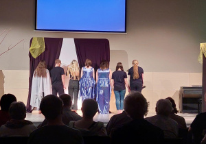 Uczniowie na scenie.