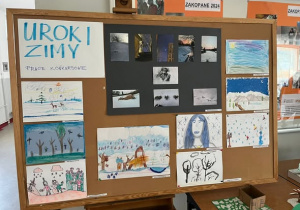 Tablica z pracami uczniów.